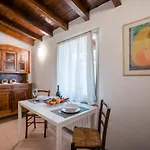 Centre Attic- Private Parking & Bike Storage *