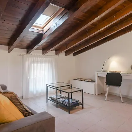דירה Lovely Mansard Portelle With Private Parking And Bike Storage *