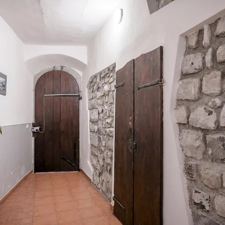 Iseo Vicolo Portelle - Indoor Private Parking & Bike Storage