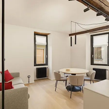 Vicolo Portelle - Indoor Private Parking & Bike Storage شقة *