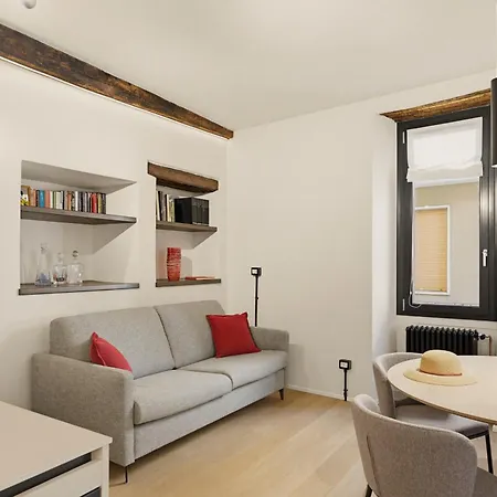 Vicolo Portelle - Indoor Private Parking & Bike Storage إيزِيو
